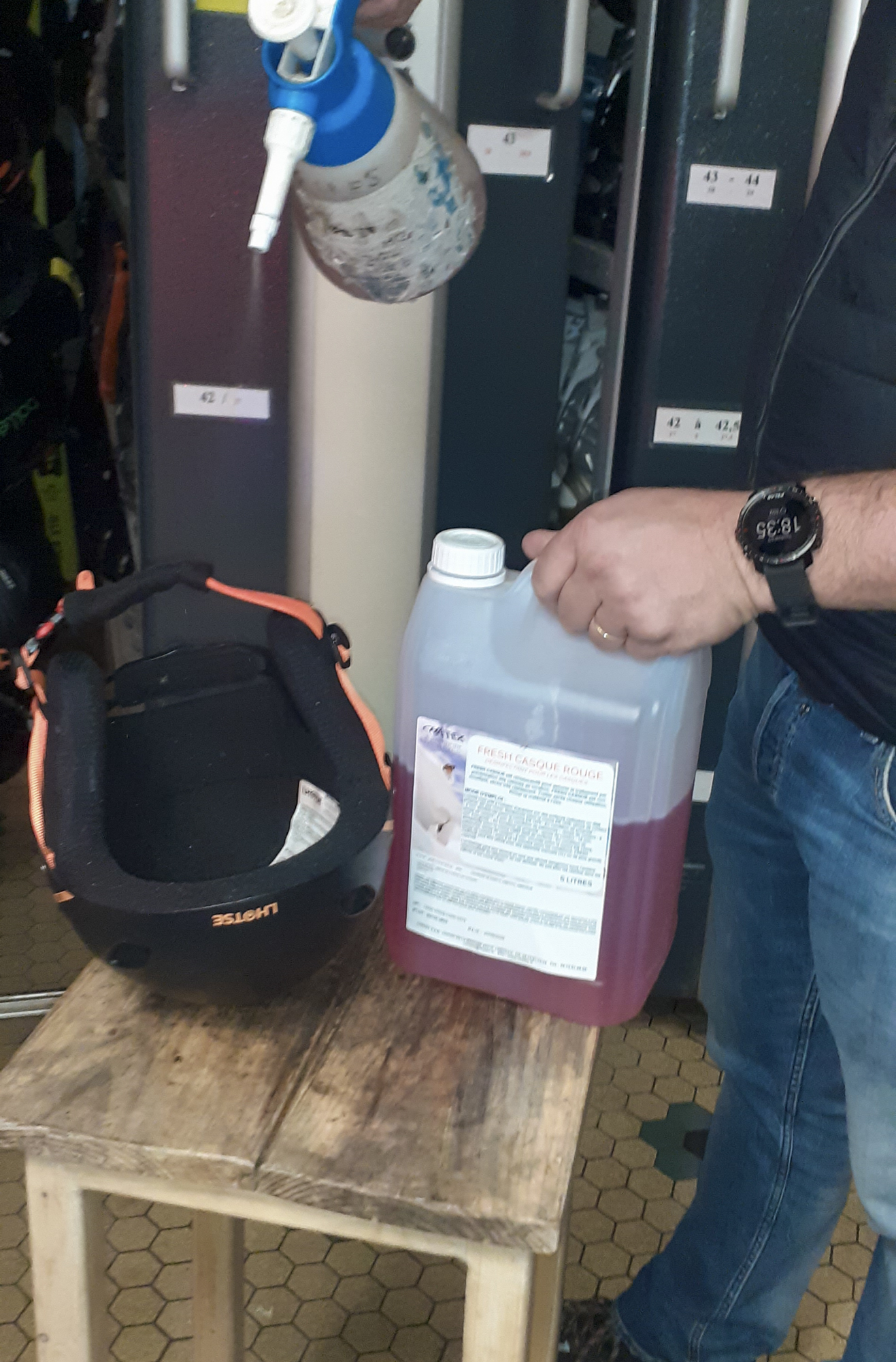 Traitement de purification d’un casque de ski