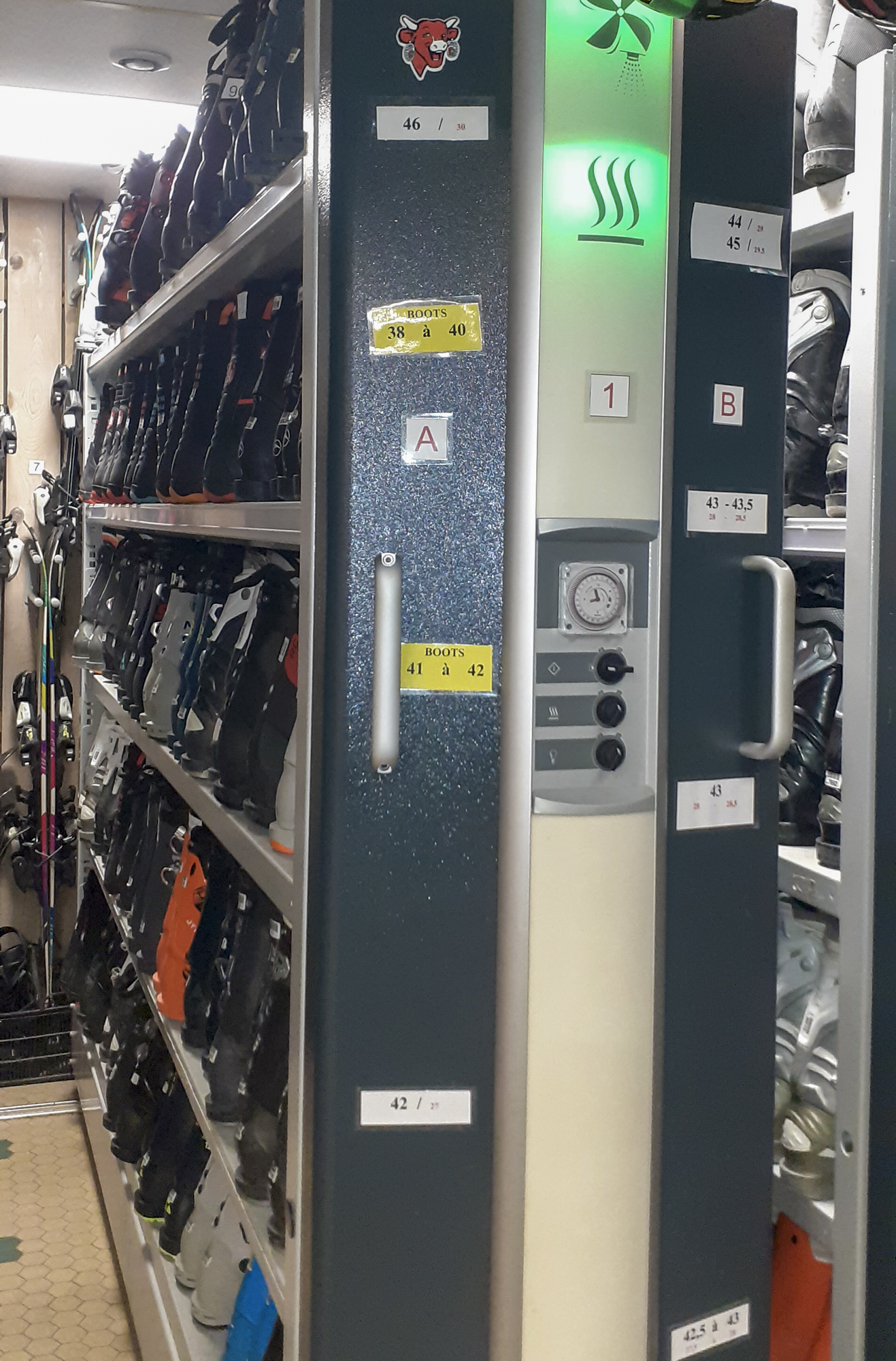 Rayonnages de chaussures de ski prêtes pour la location